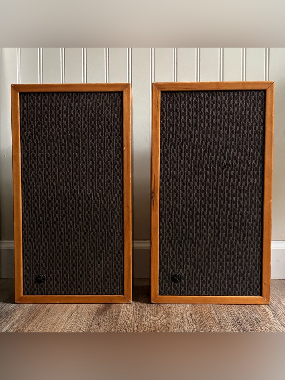 Pair of Vintage Electro-Voice Stereo Speakers in Walnut Wood Cabinets VTG Retro